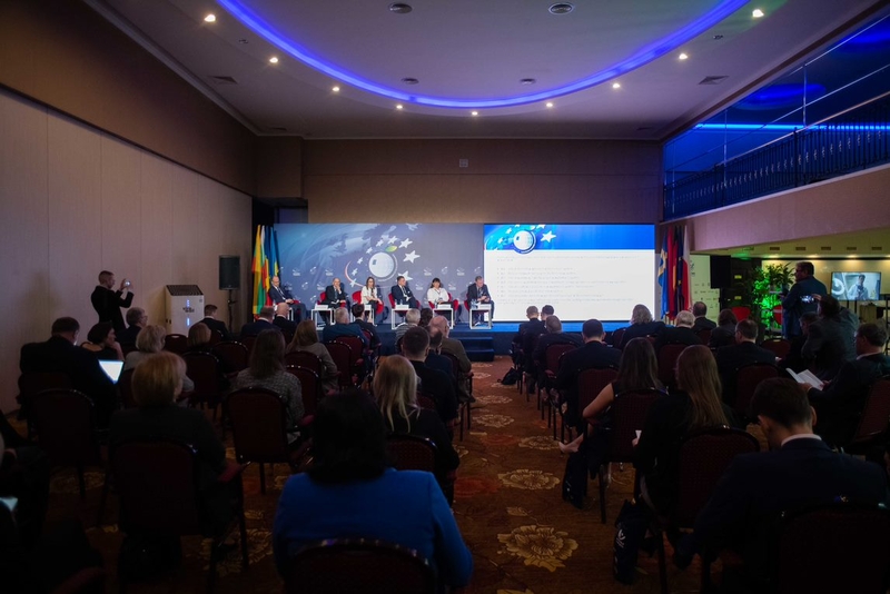 twitter.com/Economic_Forum_ twitter.com/Economic_Forum_